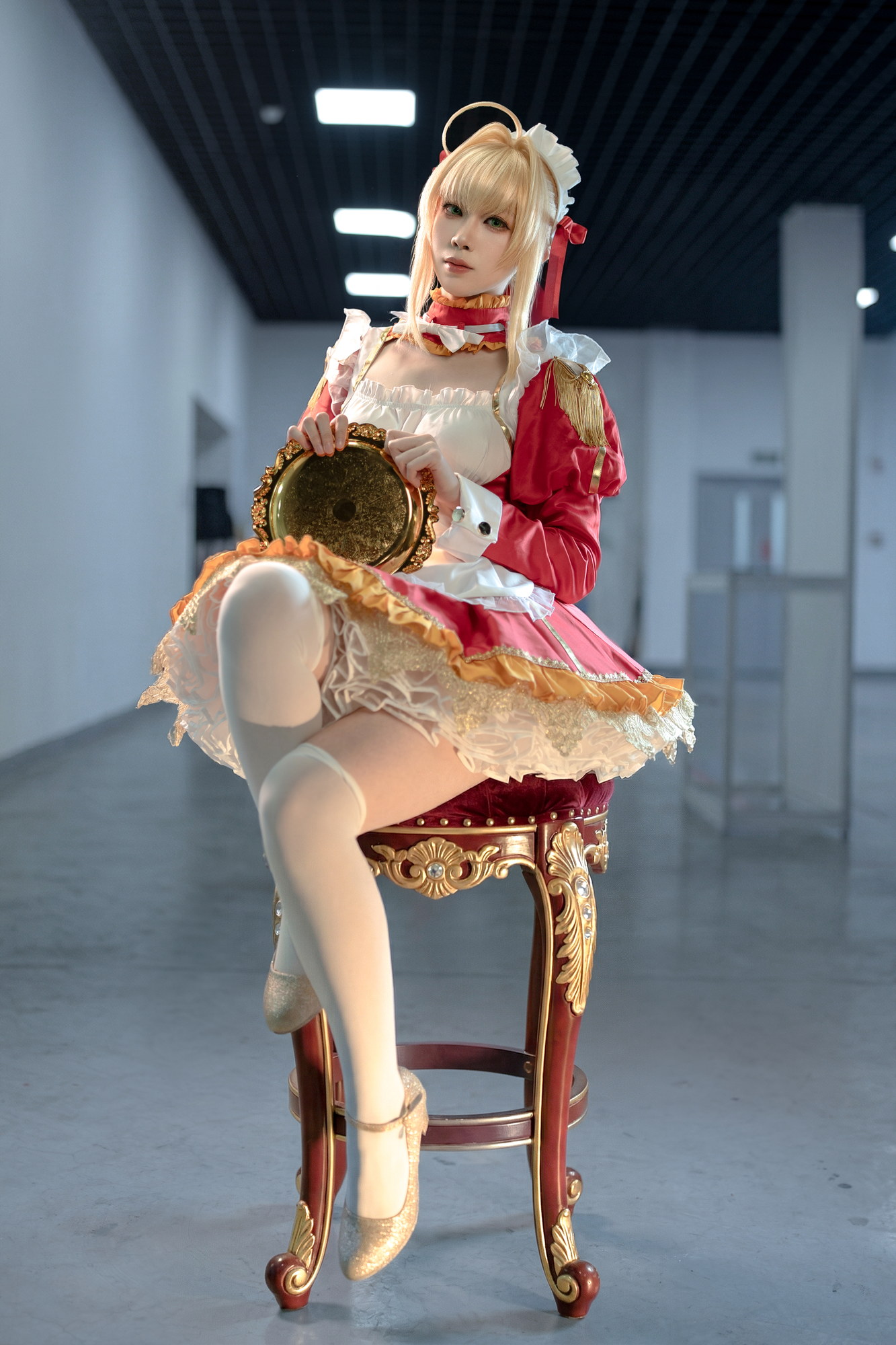 galigali拍摄的红金礼服椅背回望肖像