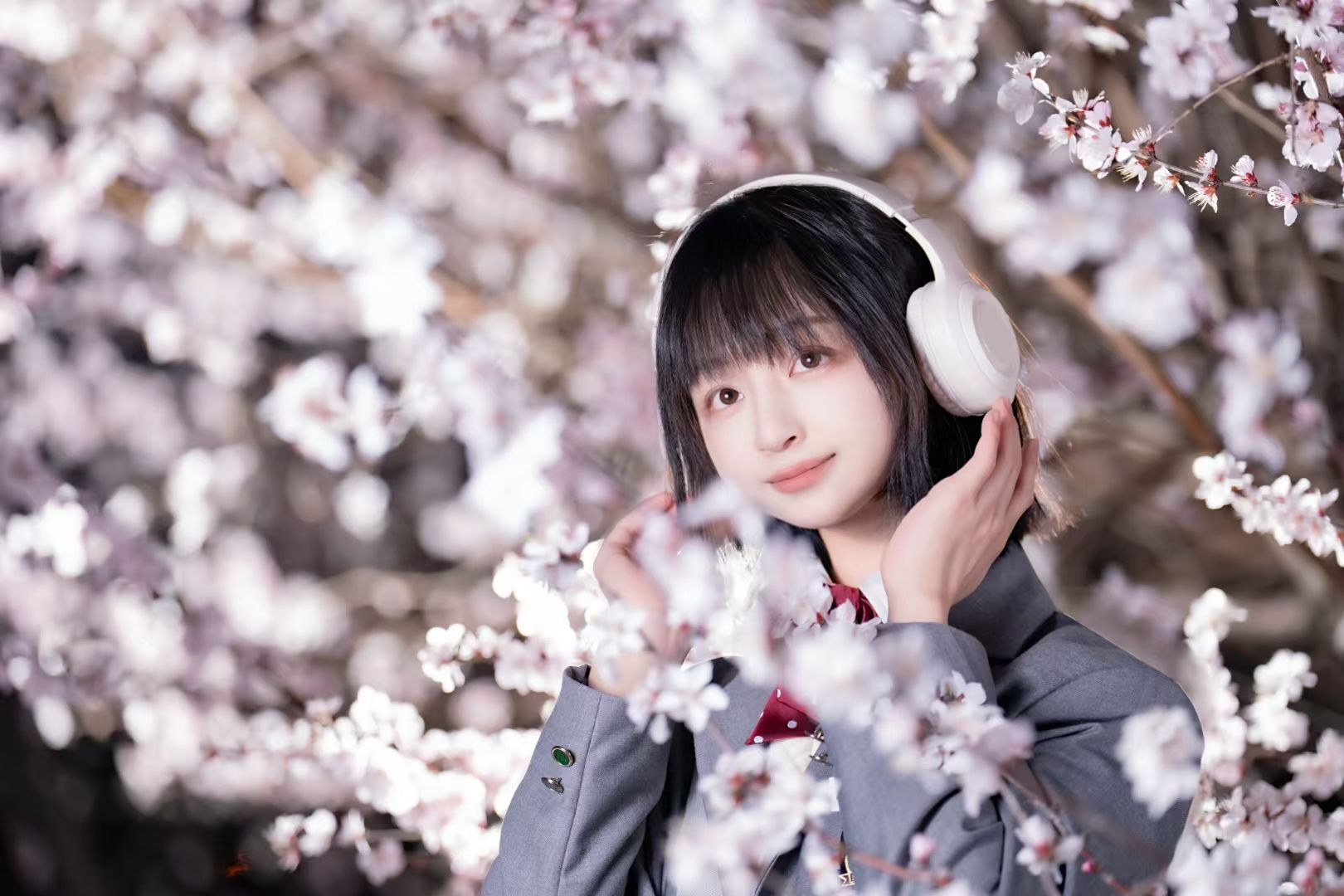 galigali拍摄的夜樱耳机少女肖像