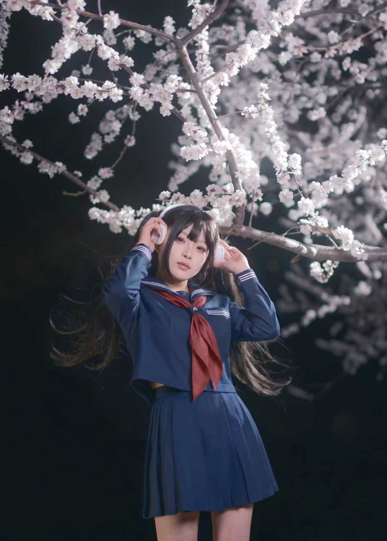 galigali拍摄的夜樱耳机JK人像